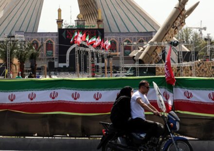As U.S. Pauses Strikes, Iran Is No Rush to Resume Cease-Fire Talks